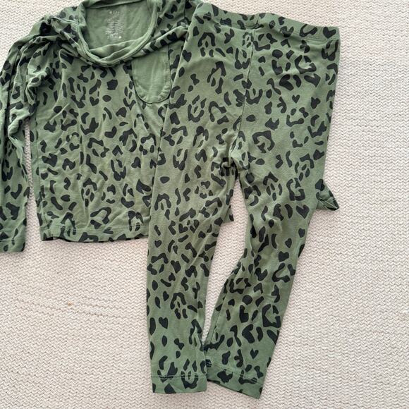 Kyte Baby Green + Black Hunter Leopard Two Piece Long Sleeve Bambooo Pajamas 2T - Picture 6 of 8